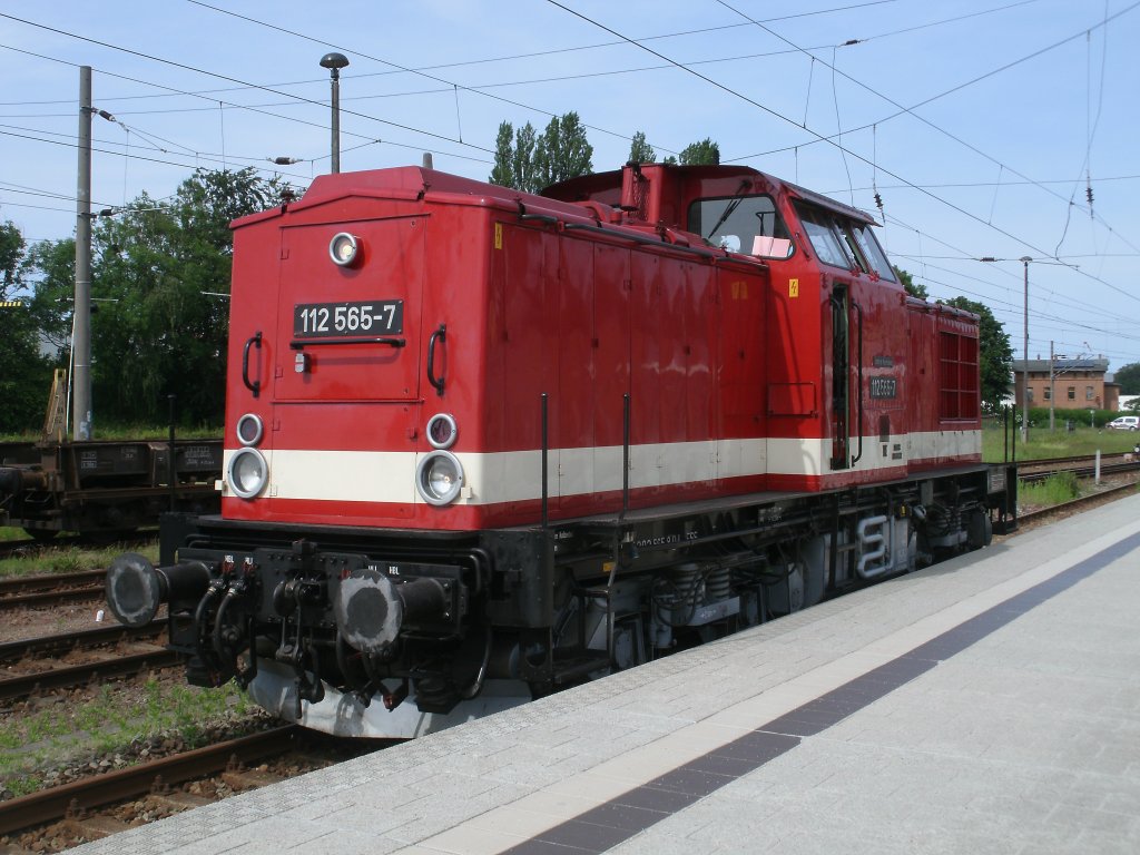 Am Bahnsteig in Bergen/Rgen stand,am 15.Juni 2011,die PRESS 112 565. 