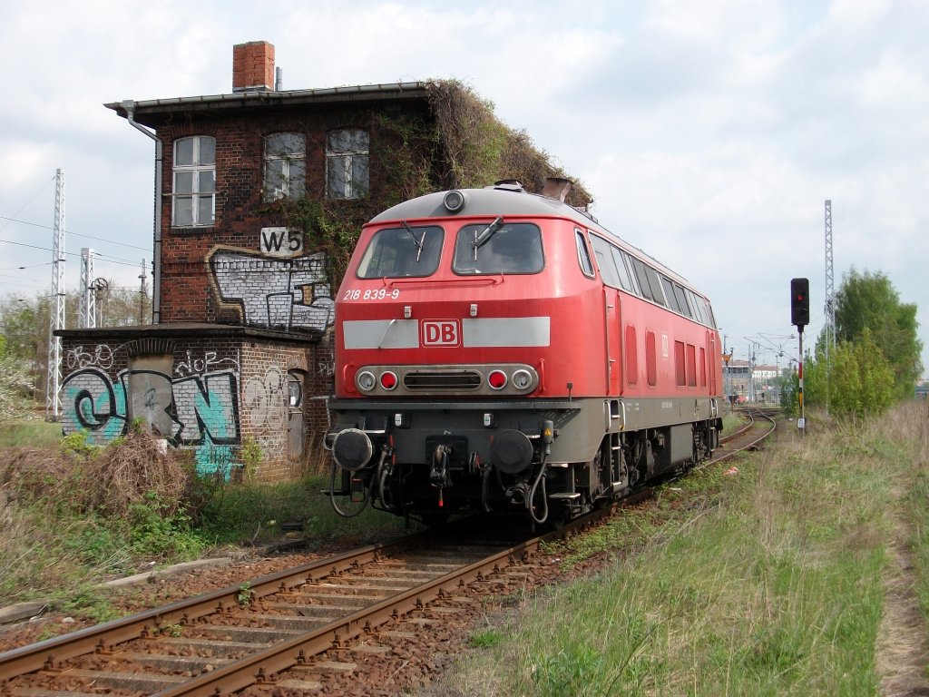 Am Einfahrsignal von Berlin Lichtenberg wartete 218 839 am 01.Mai 2010.