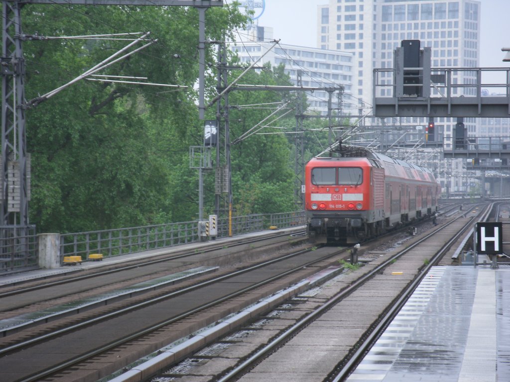 Am Einfahrsignal von Berlin Zoologischer Garten mute,am 05.Mai 2012,die 114 015-1 warten.