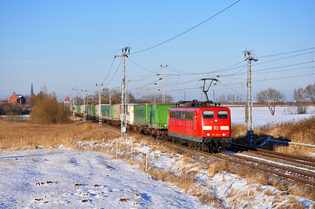 Am eiskalten 30.01.2012 rollt die 151 129 mit dem KLV-Zug 50271 durch Sildemow.Ziel des Zuges ist Basel Bad Rbf. 