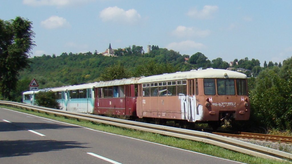 Am Ende der �berf�hrungsfahrt von Stendal �ber Sta�furt und Karsdorf nach Adorf (Vogtl) liefen die roten DR 171 810-5 und 971 025-2 mit. Hier zu sehen bei Balgst�dt als DLt 93126 Sta�furt - Karsdorf; 26.07.2011 (Foto: G�nther G�bel)
