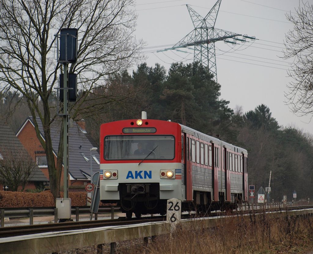 Am Esig von Ulzburg Sd musste ein VT2E auf die A2 von Norderstedt Mitte warten, die die Strecke kreuzte.