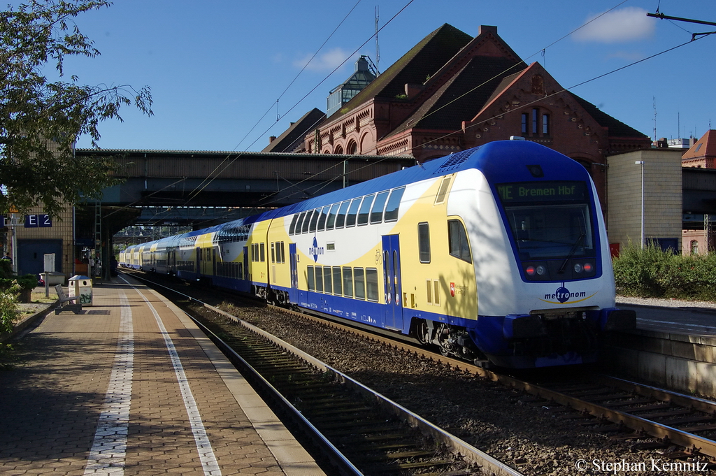 Am Gleis 3 in Hamburg-Harburg steht der (ME 82008) von Hamburg-Harburg nach Bremen Hbf und gezogen wurde von der ME 146-05. Normalerweise fhrt er vom Hamburger Hbf los, aber zu dieser Zeit befand sich noch eine brennende Lok zwischen Hamburg Hbf und Hamburg-Harburg. 01.09.2011