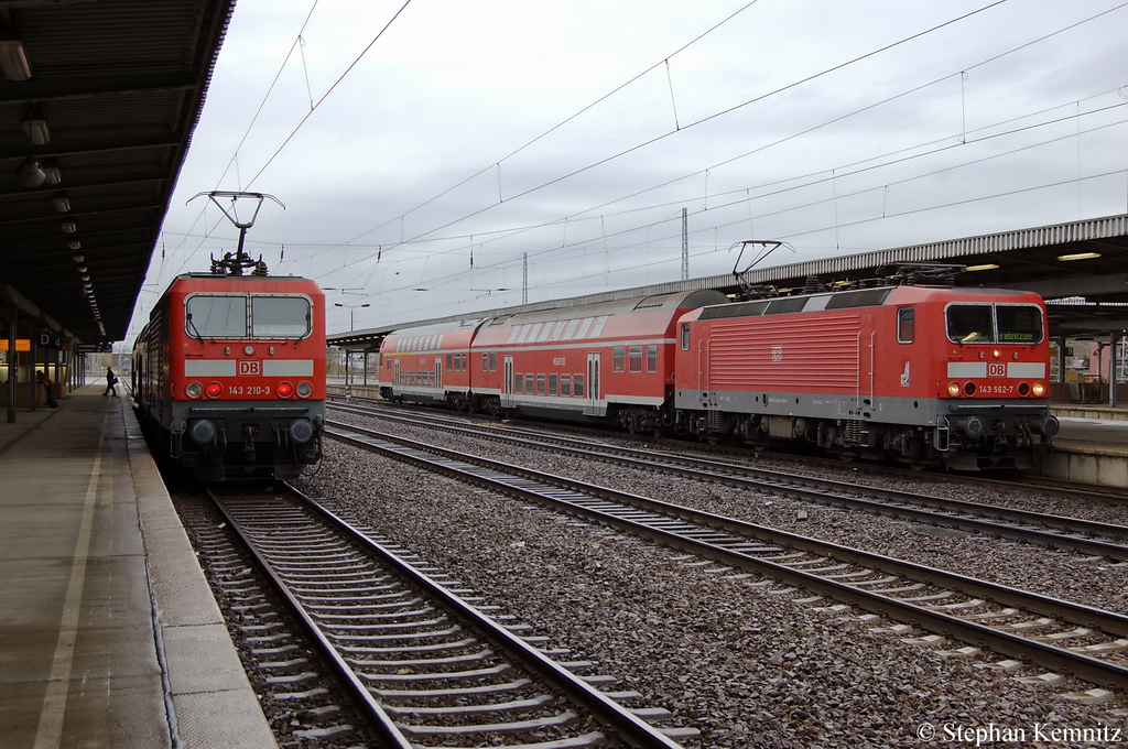 Am Gleis 3 steht in Berlin-Schnefeld Flughafen die 143 562-7 DB Regio AG, Bh Erfurt eine Leihgabe an Cottbus mit der RB22 (RB 28817) von Berlin-Schnefeld Flughafen nach Potsdam Griebnitzsee. Am Gleis 4 steht die 143 210-3 mit der RB14 (RB 28757) von Berlin-Schnefeld Flughafen nach Senftenberg. 13.12.2011