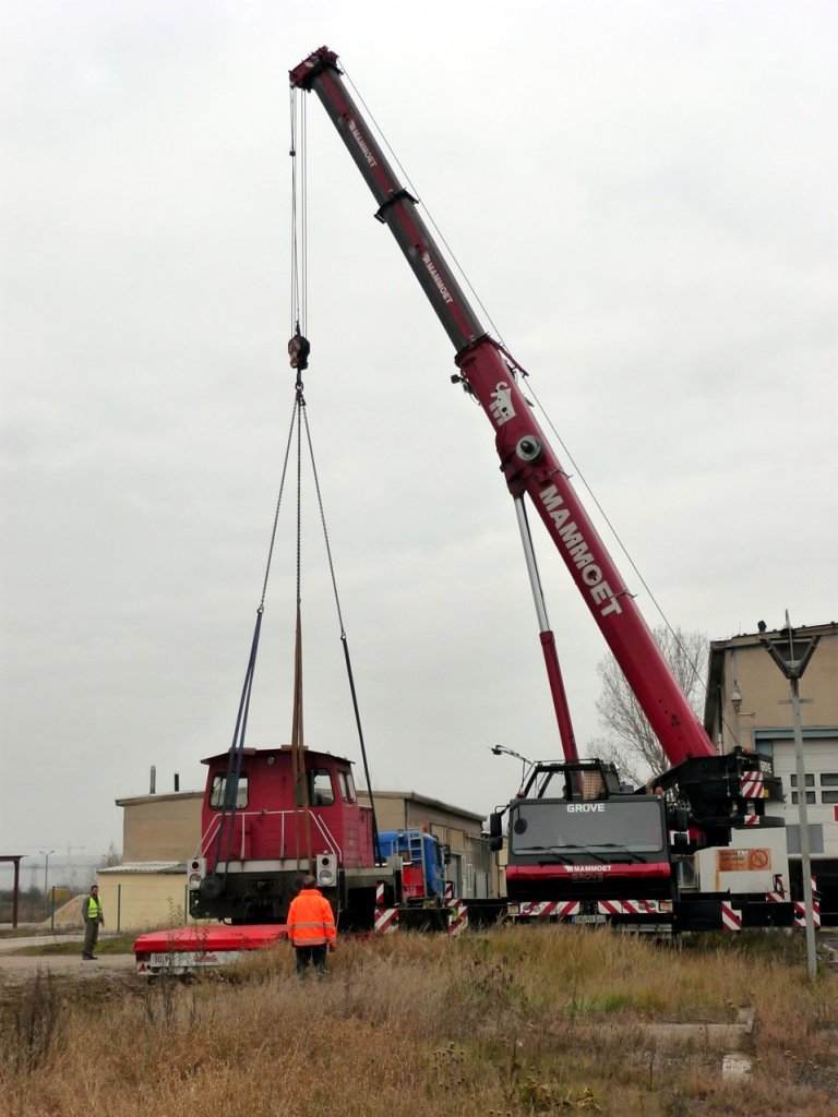 Am Haken - 312 113-4 der EBS vor der Werkstatt in Karsdorf; 18.11.2011 (Foto: Klaus Pollm�cher)