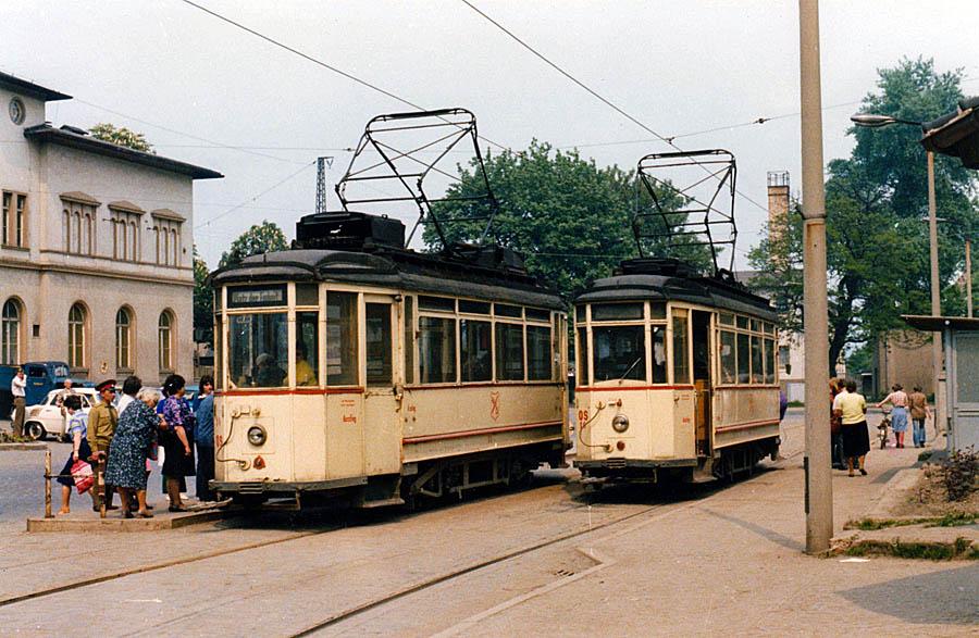 Am Hauptbahnhof begegnen sich die Tw 14 und 16 im Sommer 1979. Auch russische Besatzungssoldaten benutzen die Stra�enbahn. (Foto: Bernd D�tsch)