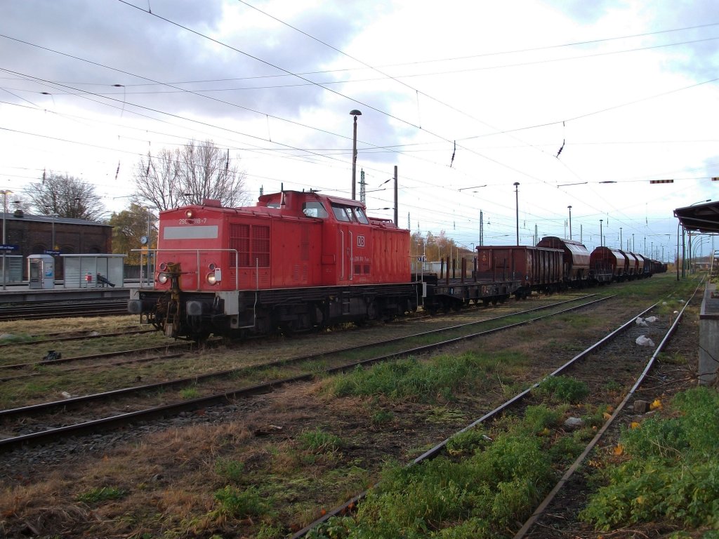 Am Morgen vom 07.November 2010 rangierte 298 318 die letzten Schadwagen zusammen,die dann Bergen/Rgen,endltig nach fast zwei Jahren Abstellung, verlieen.