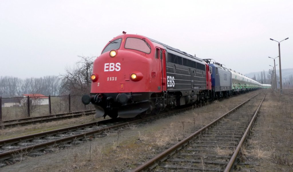 Am Morgen des 18.02.2011 dr�ckt die Erfurter Bahnservice GmbH MY 1131 (92 80 1227 003-1 D-EBS) mit der abgeb�gelten RBH 115 (91 80 6143 068-5 D-RBH) die vollen Zementwagen aus dem Rangierbahnhof im Zementwerk Karsdorf. (Foto: Klaus Pollm�cher)