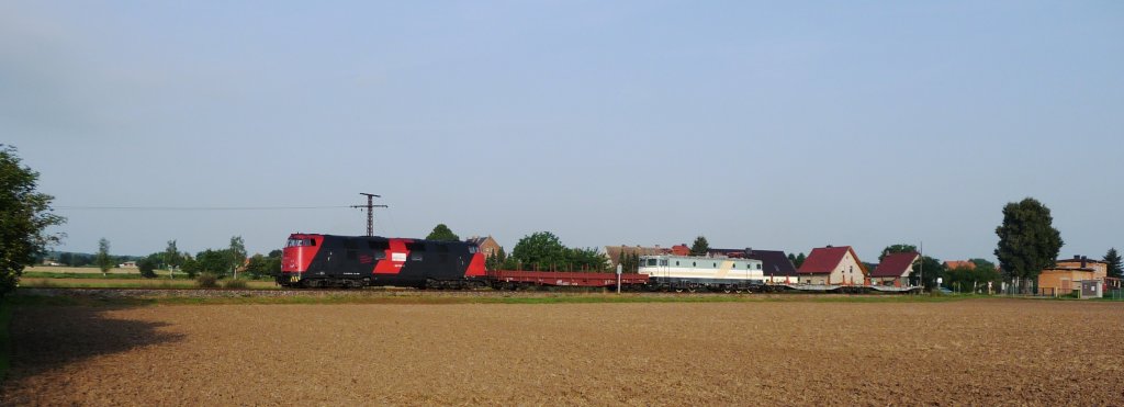 Am Morgen des 22.08.2011 wurde die rum�nische E-Lok Craiova 40-0079 (ex KEG 7001) von Karsdorf, ihrem langj�hrigen Abstellplatz, nach Rostock Seehafen �berf�hrt, um dann mit einer F�hre nach Schweden verschifft zu werden. Noch vor 7 Uhr startete die Fuhre als DGS 95125 am Zementwerk in Karsdorf, hier zu sehen bei der Durchfahrt in Kirchscheidungen; (Foto: Klaus Pollm�cher)