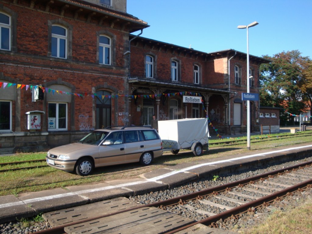 Am Morgen des 28.08.2011 wurde kurzerhand auf dem Bahnsteig geparkt, um die Modellbahnanlage f�r das 6. Unstrutbahnfest in Ro�leben aufzubauen. (Foto: G�nther G�bel)