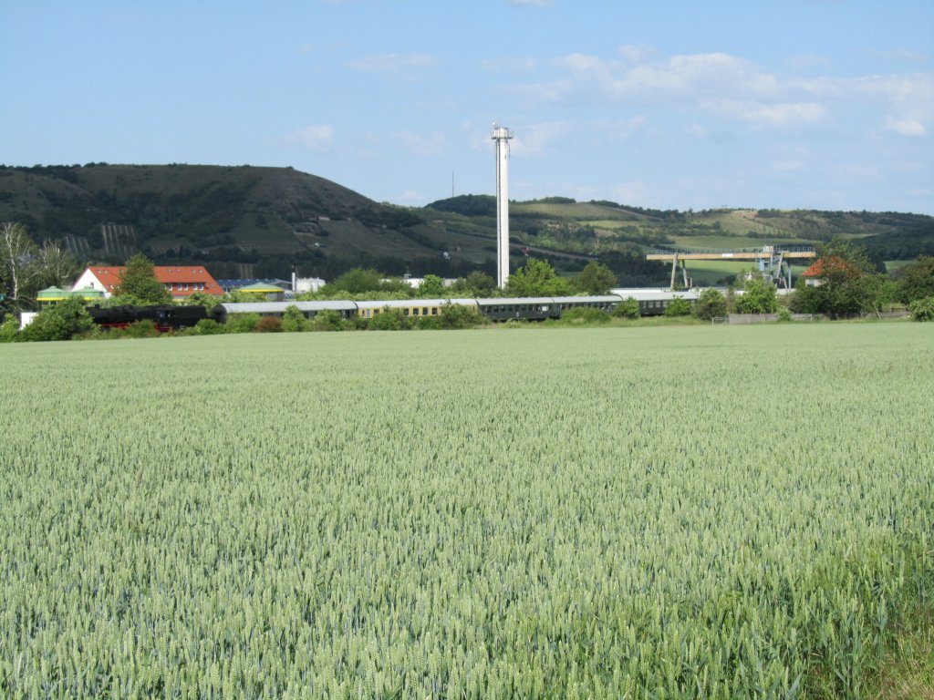 Am Nachmittag des 09.06.2012 fuhr der Leerzug von Karsdorf zur�ck nach Freyburg um die Touristen wieder aufzunehmen, um dann zur�ck nach St. Egidien zu fahren. Hier die Durchfahrt in Laucha. (Foto: Dieter Thomas)