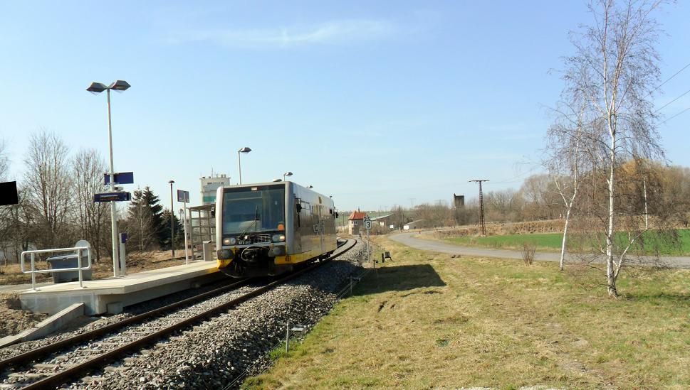 Am neuen Hp Reinsdorf (b Nebra) steht Burgenlandbahn 672 907  Stadt Braunsbedra  zur Weiterfahrt als RB 34877 nach Naumburg Ost; 16.03.2012