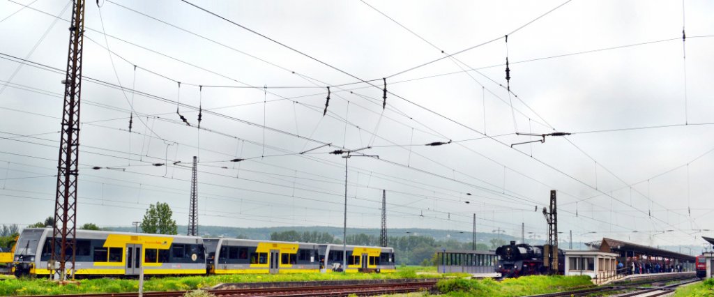 Am Pfingstsonntag dem 19.05.2013 war die Burgenlandbahn mit drei Triebwagen pro Zug auf der Unstrutbahn unterwegs. Auf Grund des hohen Fahrgastaufkommens wegen der  Saale-Weinmeile 2013  kam die RB 34871 (Wangen - Naumburg Ost) mit 10 min. Versp�tung in Naumburg Hbf an. DB Museum 03 1010 hatte nun mit ihrem Sonderzug von Leipzig nach Freyburg  Fahrt frei  in Richtung Ro�bach.