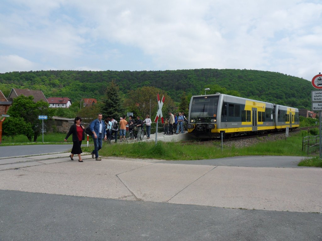 Am Pfingstsonntag fuhr die Burgenlandbahn mit zwei Triebwagen und brachte wie hier zu sehen zahlreiche Ausfl�gler nach Wangen (Arche Nebra); 23.05.2010 (Foto: Christof Rommel)