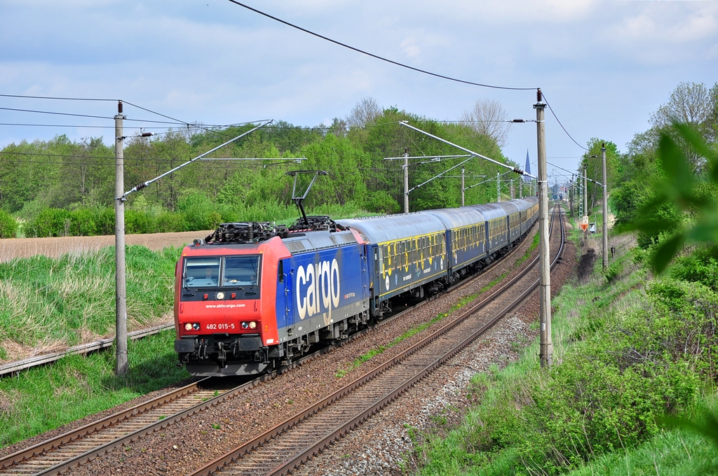 Am Sonnabend den 11.05.2013 brachte die 482 015 Fans des  FC Hansa Rostock   nach Karlsruhe.Am spten Abend traf der Zug wieder in Rostock ein.Bereits am Sonntag Vormittag verlie die Fuhre wieder Rostock.Nachdem der Fotograf auf der  rtlichen Weide  Position bezogen hatte konnte der interessante Zug in Sildemow auf den Chip gebrannt werden.