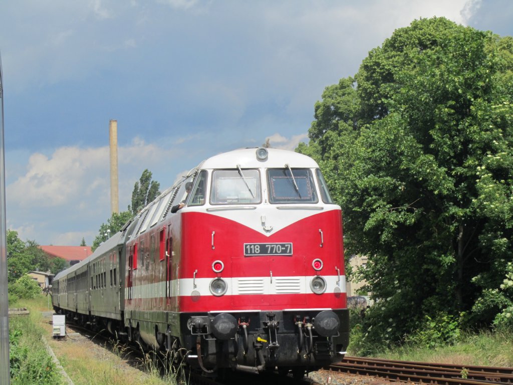 Am Zugschluss des privaten Sonderzugs DPE 91459 von St. Egidien nach Karsdorf hang die IG 58 3047 e.V. 118 770-7. Hier der Leerzug bei der Ausfahrt in Laucha. (Foto: Dieter Thomas)