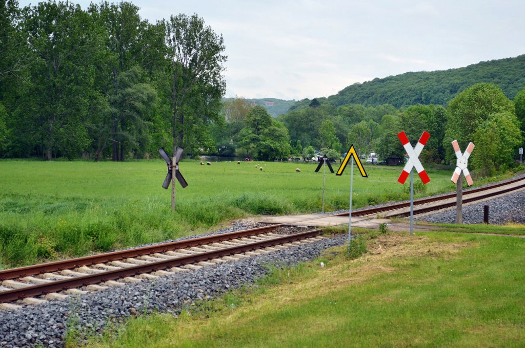 An diesem Bahn�bergang in Balgst�dt kann man zwei unterschiedliche Andreaskreuze bewundern. Alt und neu stehen hier zusammen und sichern den �bergang. Am 18.05.2013 war die Welt noch in Ordnung, die Unstrut pl�tschert friedlich in ihrem Bett der Saale entgegen.