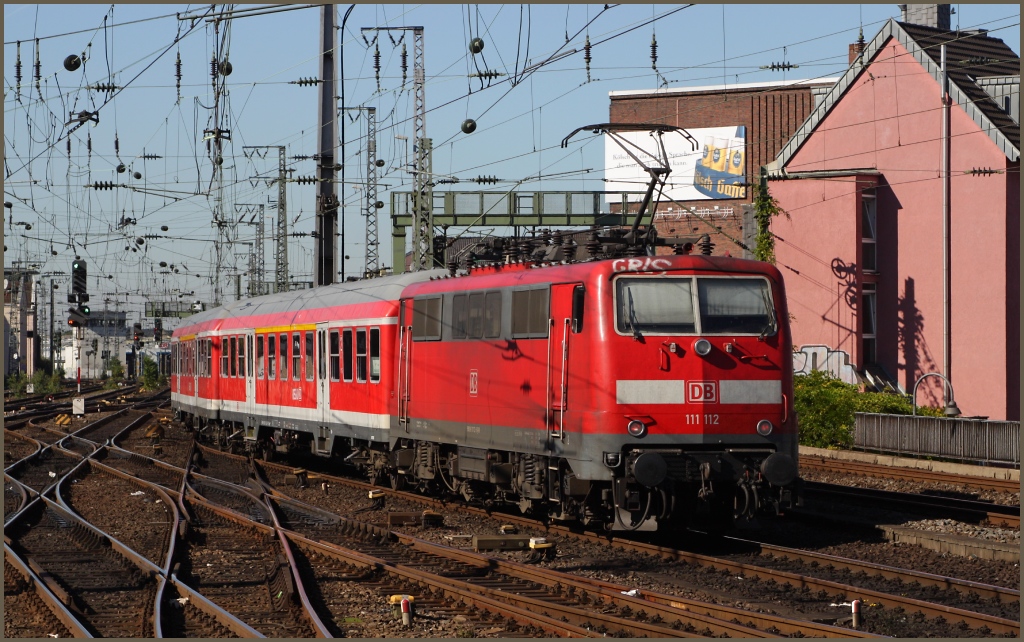 An einem weiteren  Sonderpendelzug  nach Bonn hatte am 01.10.11 111 112 Dienst. Hier bei der Ausfahrt aus dem Klner Hbf in Richtung Bonn.