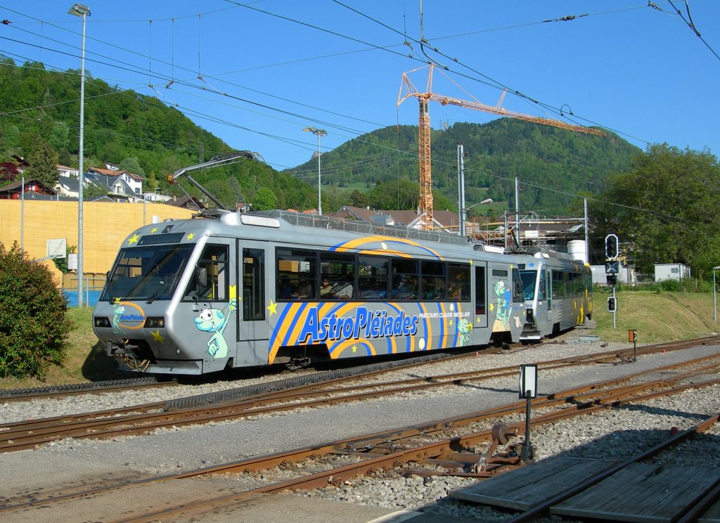 An der Spitze der Beh 2/4 N 72  Astro Pleiades  und dann der zweiteilige   Train des Etoiles  bei der Einfahrt in Blonay am Abend des 24. Mai 2010. 
