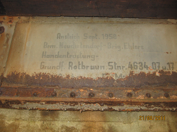 Angeschriebene Daten zur Lackierung an der alten Saalebr�cke in Ro�bach; 21.08.2011 (Foto: Hans Grau)
