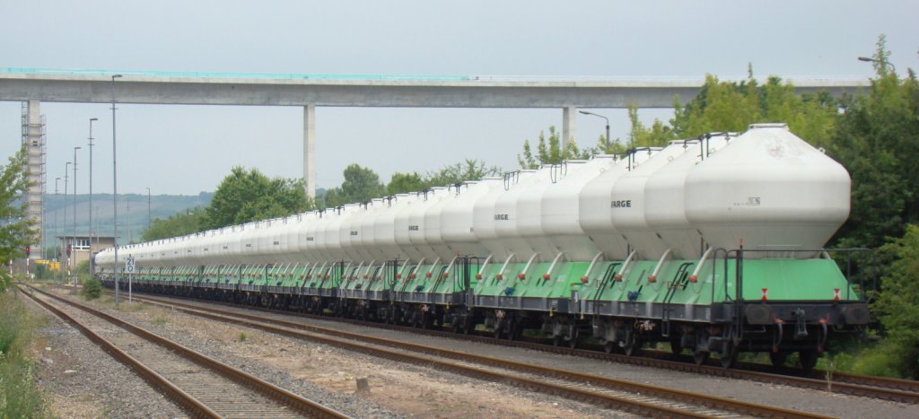 Ankunft der CTL 252 021-1 (ST43 R007) mit den leeren Lafarge Zementkesselwagen in Karsdorf Bbf; 13.06.2012 (Foto: G�nther G�bel)