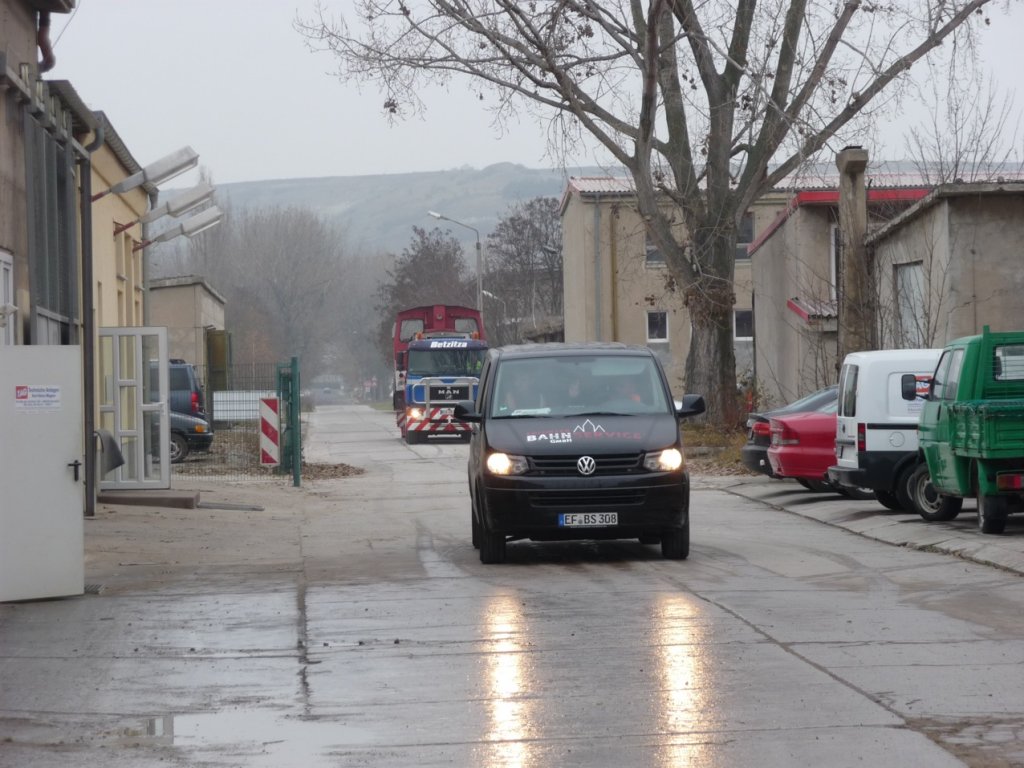Ankunft der von der Erfurter Bahnservice gekauften 312 113-4 per Tieflader am Standort Karsdorf. Wegen der Streckensperrung auf der Unstrutbahn mu�te dieser Transportweg gew�hlt werden; 18.11.2011 (Foto: Klaus Pollm�cher)