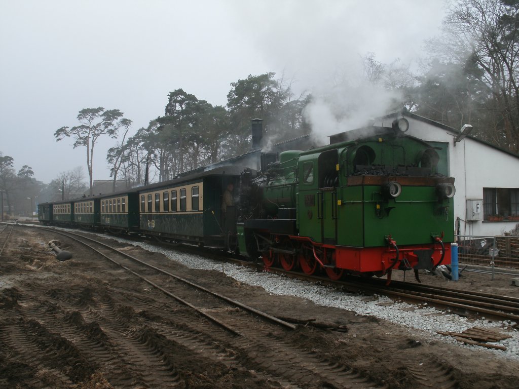 Ankunft von Mh53 mit dem P103 Putbus-Ghren,am 17.Mrz 2012,in Ghren am Bahnsteig 2. 