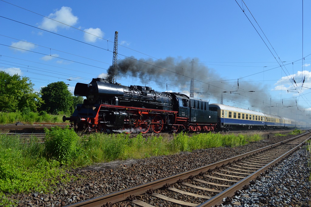 Anl��lich des 50j�hrigen Jubil�ums ist der Rheingold vom 20.06. - 26.06.2013 in Mitteldeutschland unterwegs. Am 22.06.2013 ging es von Leipzig aus durch das Saaletal bis Gro�heringen. �ber die Pfefferminzbahn rollte der Sonderzug �ber K�lleda und S�mmerda bis Strau�furt und dann weiter nach Erfurt. Am Abend fuhr der Rheingoldzug von Weimar wieder zur�ck nach Leipzig. 23 1097 mit dem DPE 25749  Rheingold Jubil�ums-Express  Leipzig Hbf - Gro�heringen DB Grenze.