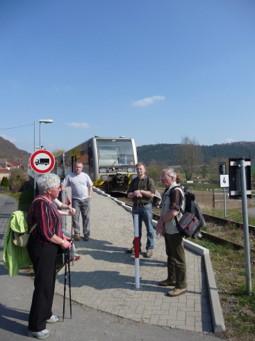 Anl�sslich des Streckenfestes zur Wiederer�ffnung der Unstrutbahn fanden am 24.3.2012 entlang der von der Burgenlandbahn befahrenen Strecke zwischen Naumburg und Wangen/U. zahlreiche Veranstaltungen statt. Ein H�hepunkt war am Vormittag die offizielle Inbetriebnahme des neuen Haltepunktes Ro�bach, f�r deren Errichtung sich auch die IG Unstrutbahn schon lange einsetzte. Am Endpunkt der derzeit planm��ig befahrenen unteren Unstrutbahnstrecke, in Wangen, startete eine kostenfreie gef�hrte Wanderung zum Kloster Memleben. (Foto: Christian Kirchner)
