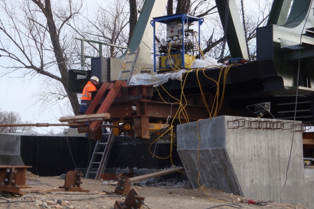 Arbeiten an der neuen Saalebr�cke in Ro�bach; 16.01.2012 (Foto: Hans Grau)