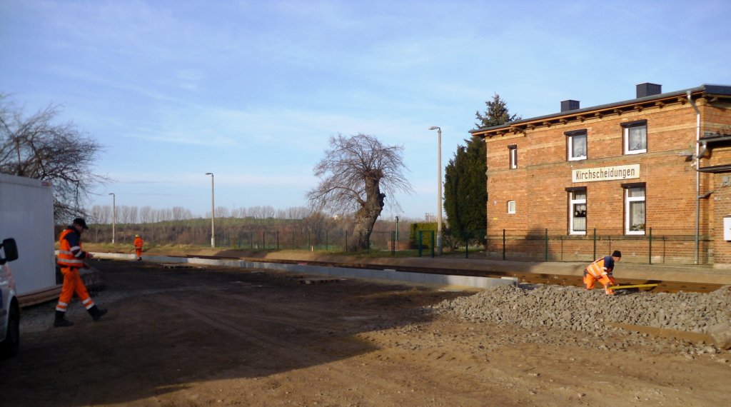 Arbeiten zum Setzen, des aus Fertigteilen bestehenden, neuen Bahnsteiges von Kirchscheidungen im November 2011.