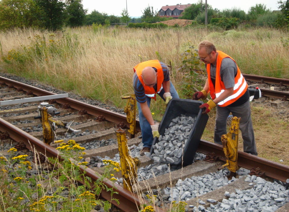 Arbeitseinsatz am 08.08.2010 an der Ro�lebener Bahnhofseinfahrt. Es mu�te eine neu aufgetretene Gleissenkung im durchgehenden Hauptgleis behoben werden, dabei haben wir 3 t Schotter eingearbeitet. (Foto: G�nther G�bel)