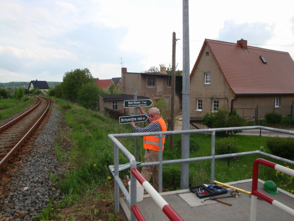 Arbeitseinsatz der IG Unstrutbahn e.V. am 14.05.2013 am Hp Ro�bach, um Hinweisschilder f�r Touristen und Besucher der  Saale-Weinmeile  aufzustellen. (Foto: G�nther G�bel)