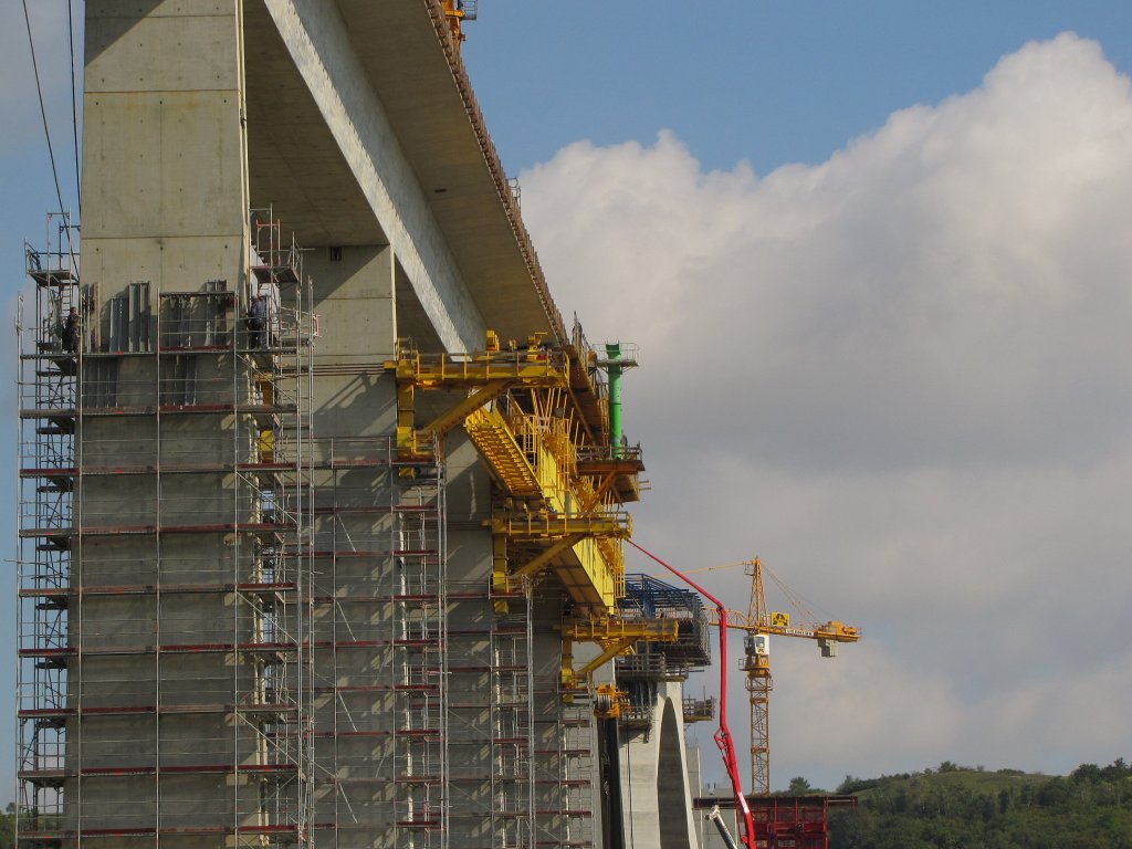 Arbeitsger�ste und der Br�ckenvortrieb auf der Unstruttalbr�cke bei Karsdorf mit Blick in Richtung Osterbergtunnel; 15.09.2011