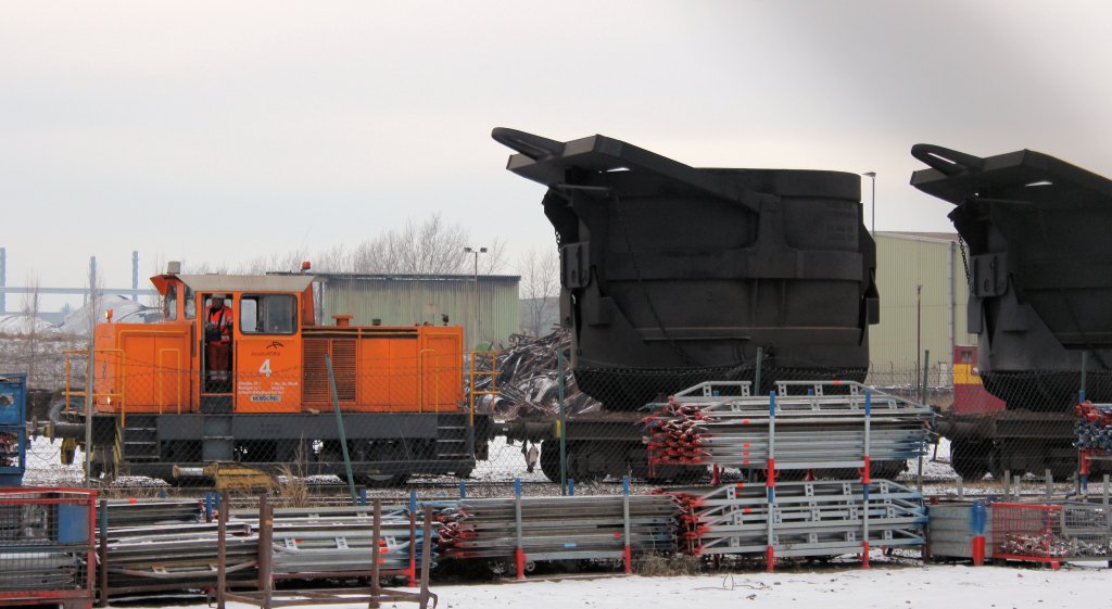 Arcelor - Mittal Lok 4 hat im Werk Hamburg - Dradenau auch am Sonntag den 12.02.2012 gut zu tun.