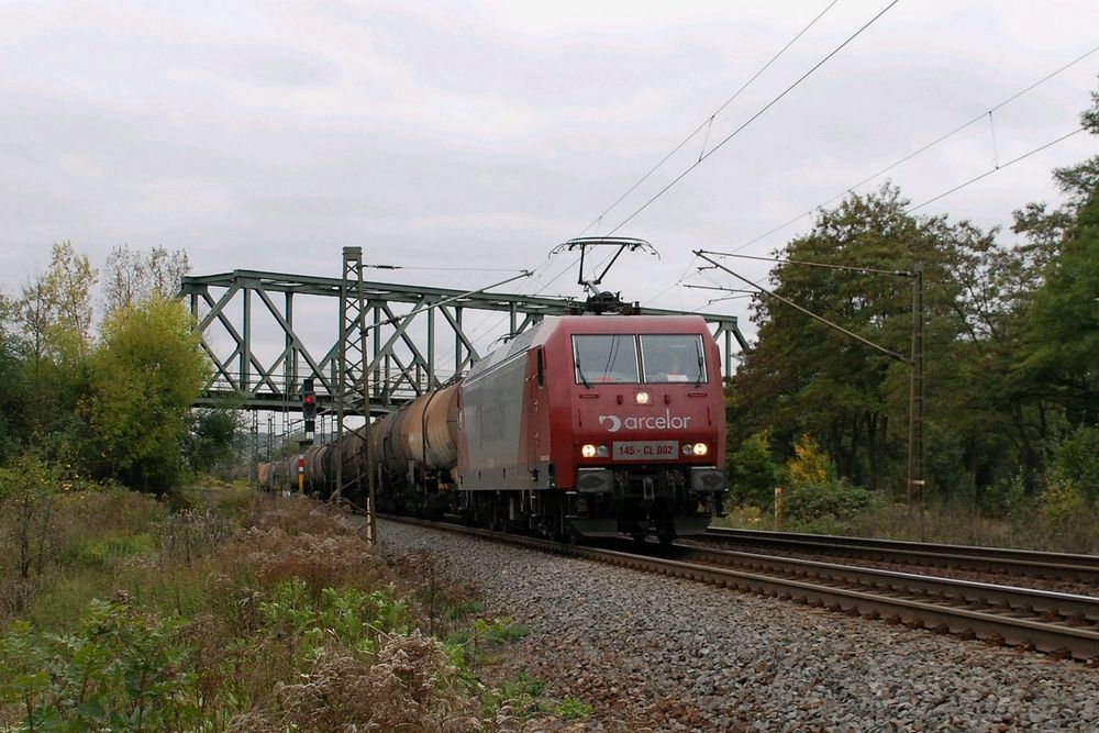 areclor 145-CL 002 mit einem G�terzug Richtung Gro�korbetha, am 15.10.2009 in Naumburg Hbf. (Foto: Marco Zergiebel)