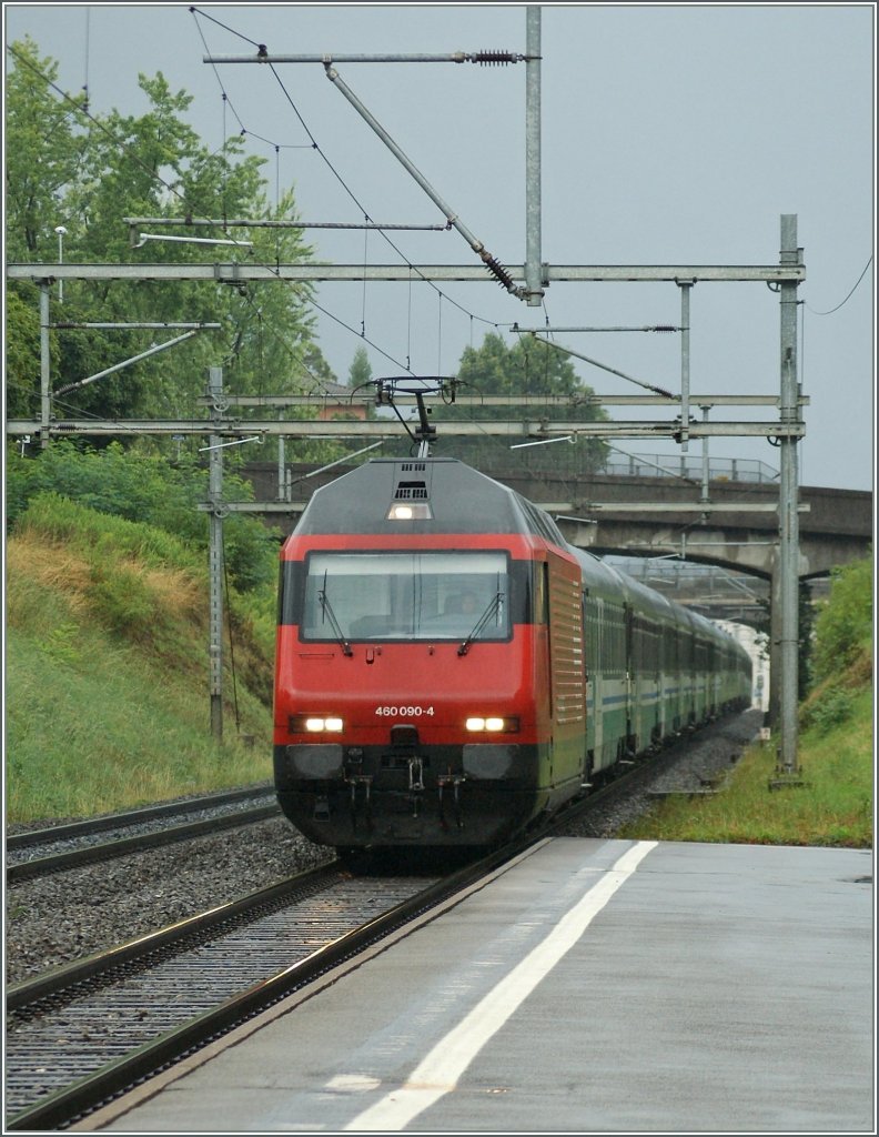 Arg versttet, (sonst nihct fotografierbar) fhrt der Nachtzug Roma - Paris in La Tour de Peilz durch. 
Sommer 2011