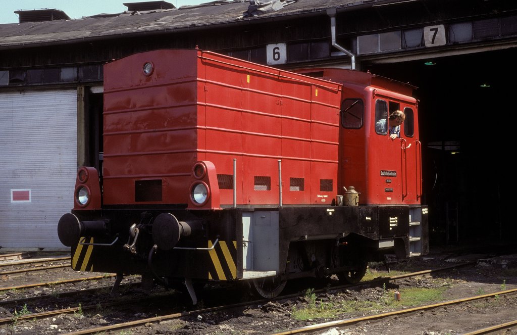 ASF 2 (ex DR 102 053) am 30.07.1991 im Bw Zeitz. Nach dem Umbau 1984 war die Lok ein Einzelst�ck. Sie wurde im Bw Zeitz zum Verschub eingesetzt. (Foto: Hansj�rg Brutzer)