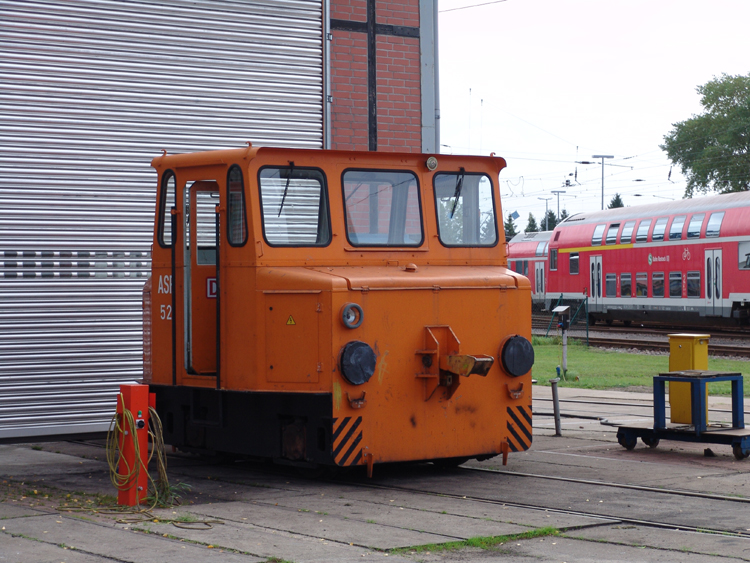 ASF-Akku-Schleppfahrzeug abgestellt im BW Rostock Hbf.(25.09.10)