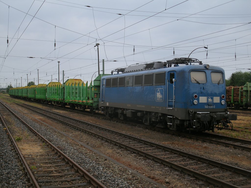 Auch 140 038-0 war wieder in Bergen/Rgen,hier stand Sie mit leeren Holzwagen in Bergen/Rgen.