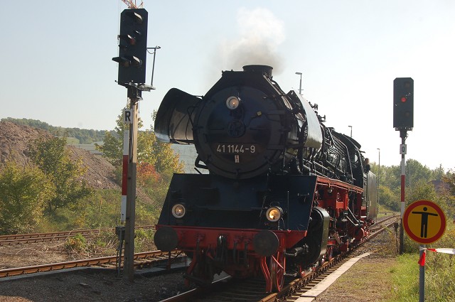 Auch die 41 1144-9 der IGE Werrabahn-Eisenach e.V. konnte bei unserem 6. Dampflokfest in Karsdorf durch F�hrerstandsmitfahrten  erfahren  werden; 25.09.2011 (Foto: dampflok015)