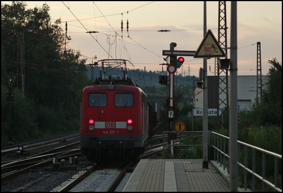 Auch Abends mssen Zge ab einem gewissen Gewicht auf der Strecke zwischen Kreuztal und Welschen Ennest nachgeschoben werden...Dienst tat am 19.08.11 die 140 217, die hier einen Gterzug in Richtung Welschen Ennest nachschiebt.