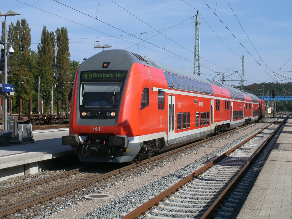 Auch am 25.September 2011 wurde der RE 13008 Sassnitz-Rostock wieder mit Dostos vom HanseExpress gefahren.Schublok war wieder 112 111.Aufnahme in Bergen.