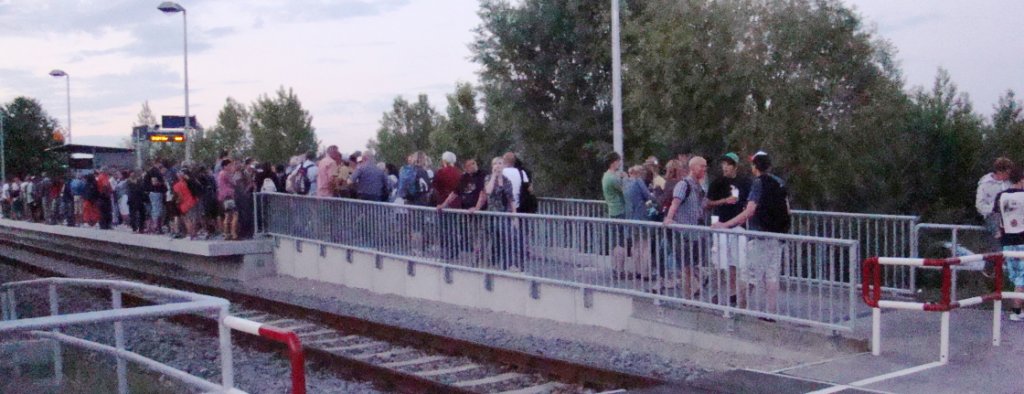 Auch am Abend des 27.05.2012 nutzen zahlreiche Besucher der Saale-Wein-Meile in Ro�bach die Z�ge der Burgenlandbahn an- und abzureisen. (Foto: G�nther G�bel)