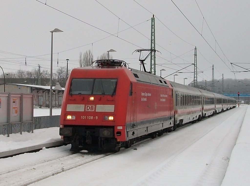 Auch am letzten Tag 2010 fuhr IC 2213 Binz-Stuttgart,der von 101 108 gezogen wurde.