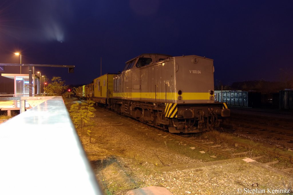 Auch am Sonntagabend steht die V 100.04 (203 224-1) ex DR 112 374-4 der HGB mit ihrem Bauzug in Rathenow abgestellt. 21.11.2010