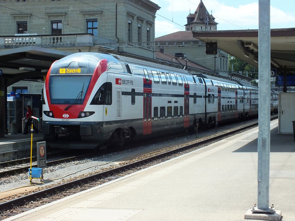 Auch auf der Strecke Zrich-Schaffhausen sind mittlerweile moderne  KISS -Triebwagen der Firma Stdaler unterwegs. Hier steht RABe 511 017 als Interregio in Richtung Zrich in Schaffhausen.