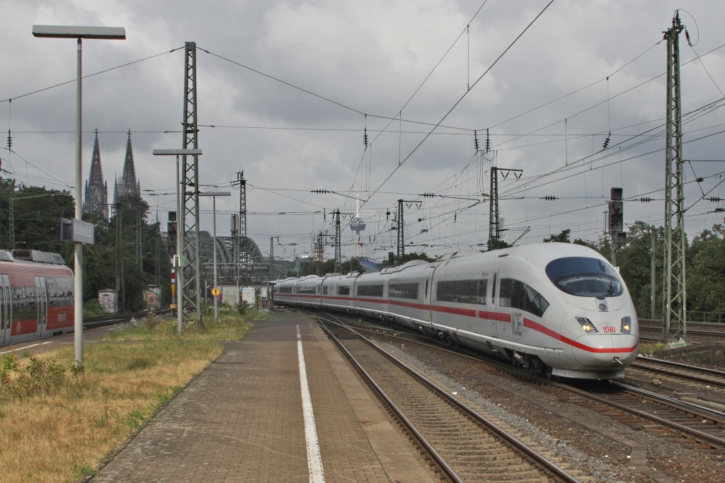 Auch nicht gerade oft zu sehen ein ICE 3 (406 011), der in Kln Deutz durch Gleis 6 fhrt. (24.07.10)