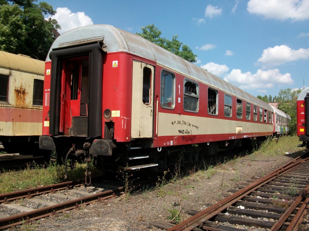 Auch in Polen hat man das Problem von Zerstrung abgestellter Wagen.So wurden diesem 1.Klasse Reisezugwagen die Fensterscheiben mutwillig eingeschmissen.Am 31.Juli 2010 stand Dieser in Szczecin Glowny.