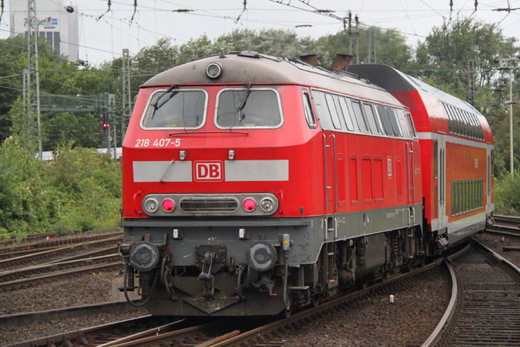 Auch sie durfte wieder nicht fehlen auf meiner Hamburg-Tour ich war so happy als der Wochenend-Verstrker von Hamburg Hbf nach Kiel/Puttgarden mit doppel 218er gefahren wurde 218 399-0(vorne)+218 407-5(Hinten)Aufgenommen am 23.07.2011)